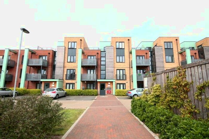 2 Bedroom Flat To Rent In Aventine Avenue, Mitcham, Surrey, CR4