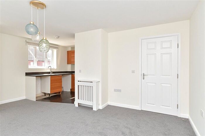 2 Bedroom Flat For Sale In Abelyn Avenue, Sittingbourne, Kent, ME10