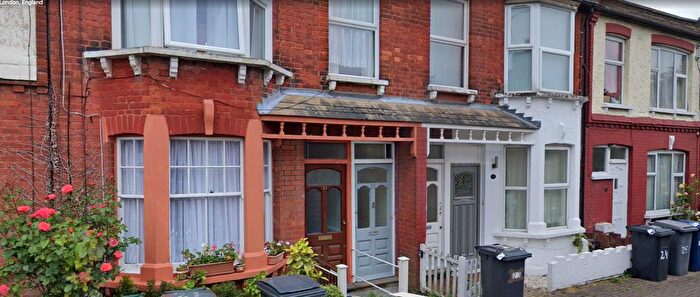 3 Bedroom Flat To Rent In Grange Avenue, London, N12