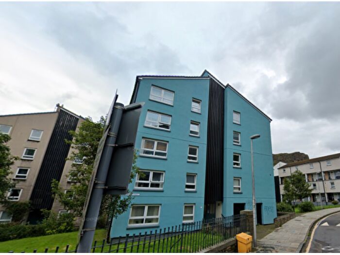 4 Bedroom Maisonette To Rent In Viewcraig Street, Edinburgh, EH8