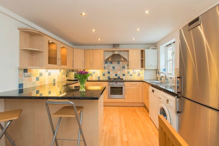 2 Bedroom Flat To Rent In Dagnan Road, Clapham South, London, SW12