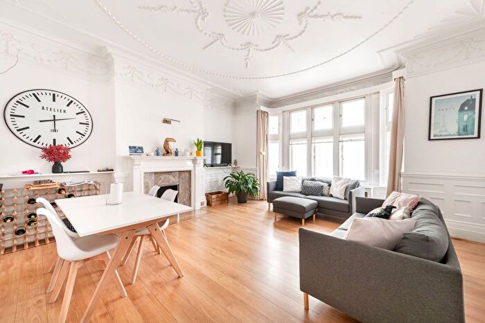 4 Bedroom Flat To Rent In Old Court Place, Kensington, London, W8