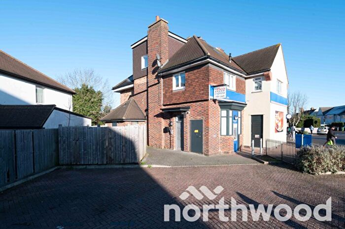 2 Bedroom Flat For Sale In Ruxley Lane, West Ewell, Epsom, KT19