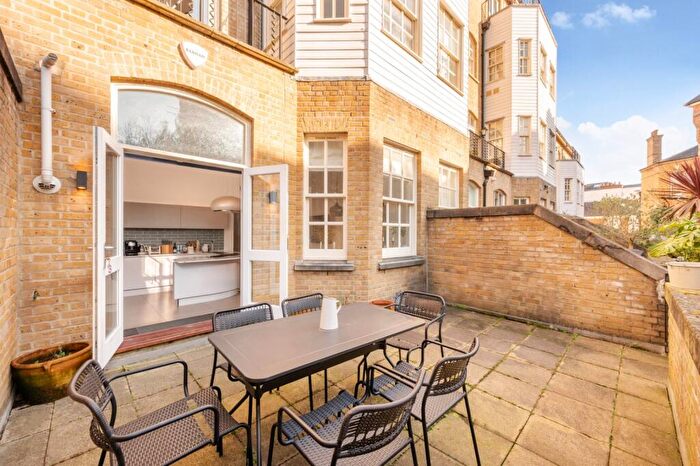 3 Bedroom Maisonette For Sale In New End, Hampstead, London, NW3