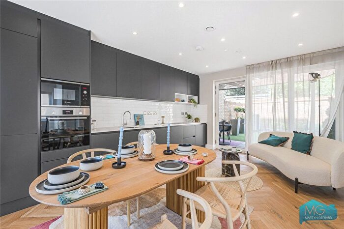 3 Bedroom Terraced House For Sale In High Road, London, N12