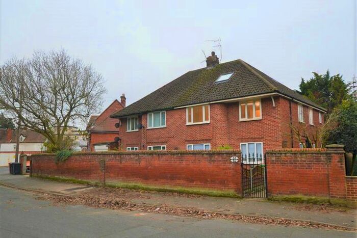 3 Bedroom Maisonette To Rent In Lansdowne Avenue, Slough, SL1