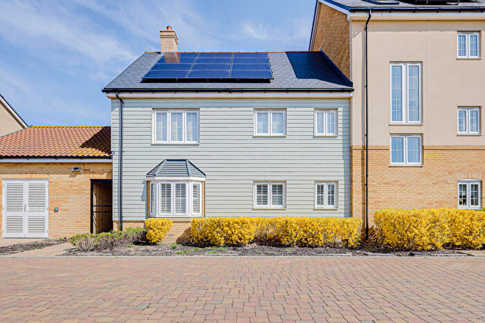 2 Bedroom Flat For Sale In Henry Crescent, Rochford, SS4