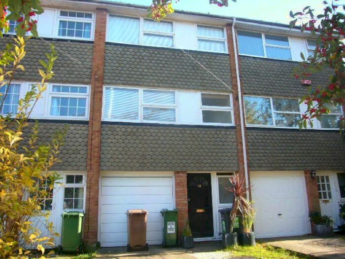 3 Bedroom Town House To Rent In Watermead Road, Luton, LU3