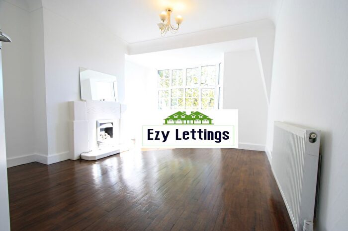 3 Bedroom Flat To Rent In Leigham Avenue, London, SW16