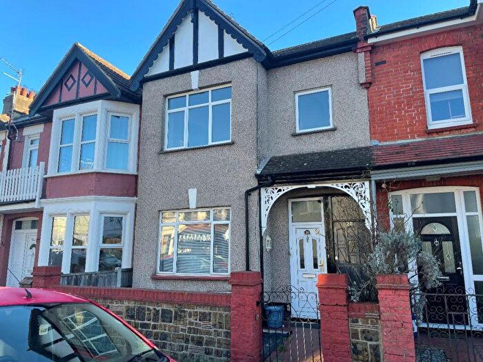 1 Bedroom Flat To Rent In Flat, Hildaville Drive, Westcliff-on-Sea, SS0