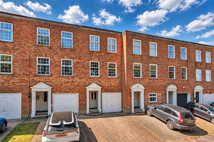 3 Bedroom Town House For Sale In Albany Court, Epping, CM16