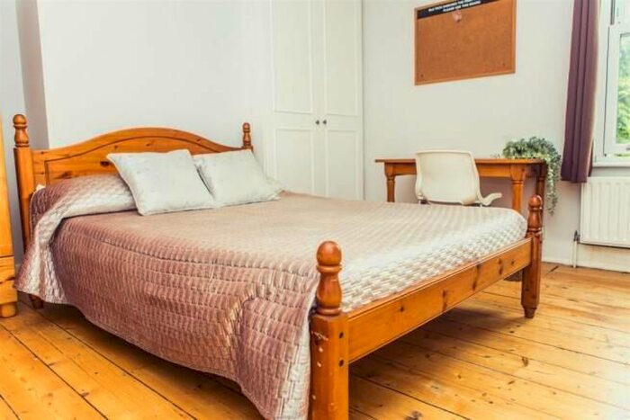 5 Bedroom Semi-Detached House To Rent In Gardner Road, Guildford, GU1