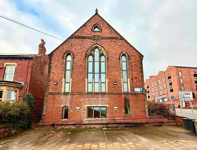 2 Bedroom Flat To Rent In Kirkstall Lane, Leeds, West Yorkshire, LS5