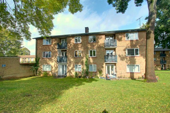 2 Bedroom Flat To Rent In Highland Drive, Hemel Hempstead, HP3