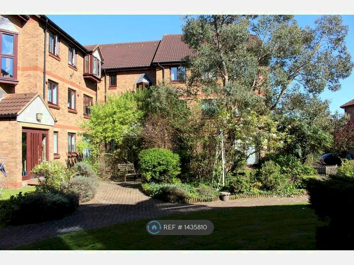 2 Bedroom Flat To Rent In Deanery Close, London, N2