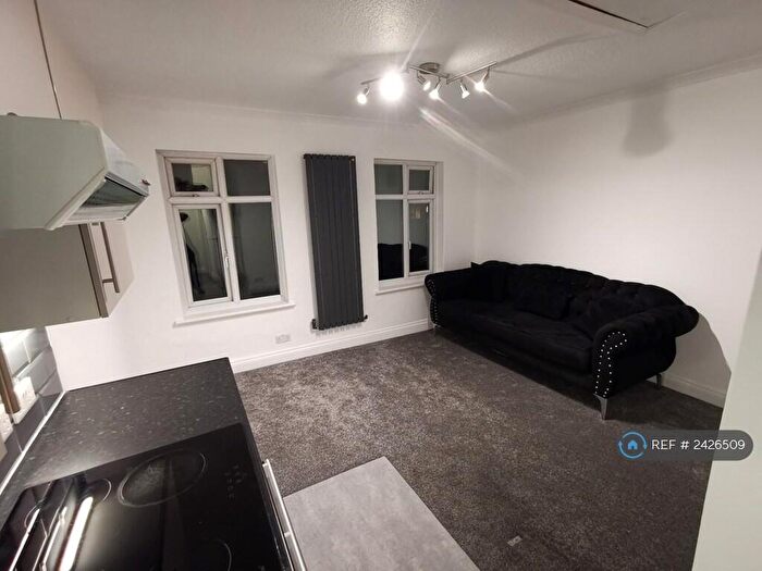 1 Bedroom Flat To Rent In Brunswick Crescent, London, N11