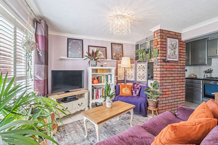 2 Bedroom Flat For Sale In Essex Road, Thame, OX9