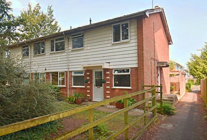 2 Bedroom Maisonette To Rent In White House Close, Basingstoke, RG22