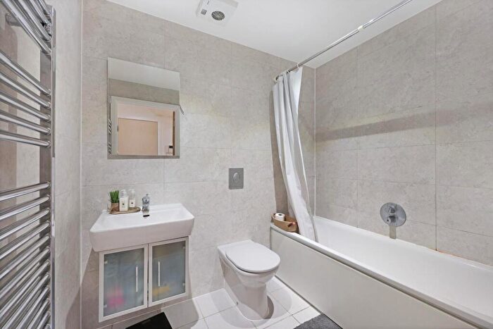 2 Bedroom Flat For Sale In Western Gateway, London, E16