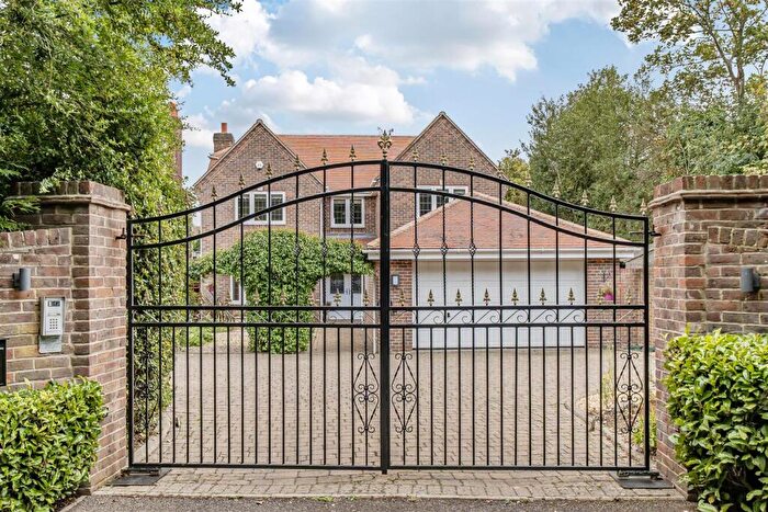 5 Bedroom Detached House For Sale In Brook Lane, Sarisbury Green, SO31