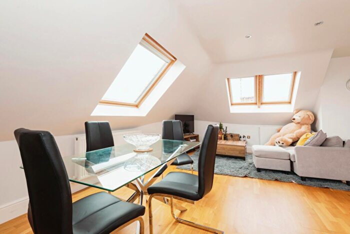 1 Bedroom Flat For Sale In High Street, Leatherhead, Surrey, KT22