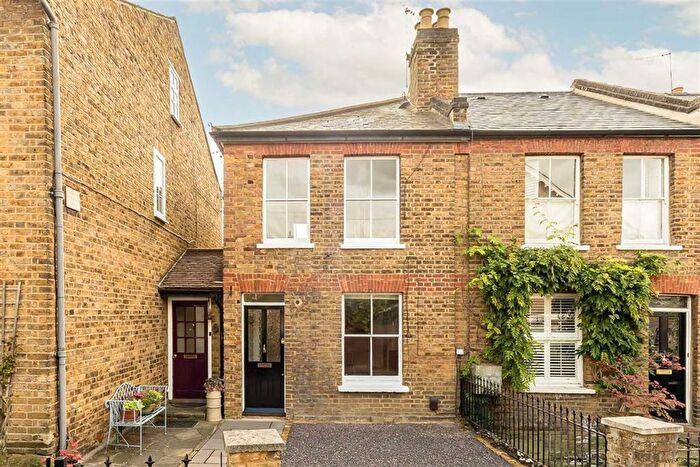 2 Bedroom Property To Rent In Gomer Place, Teddington, TW11