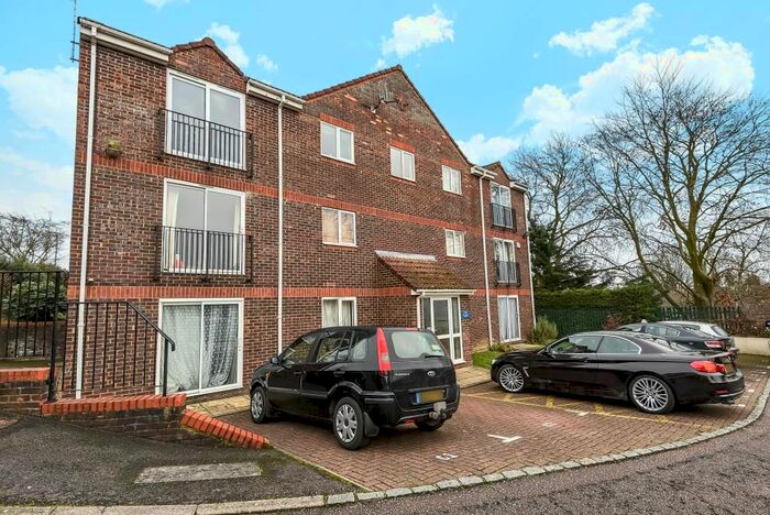 1 Bedroom Flat To Rent In High Wycombe, Buckinghamshire HP12