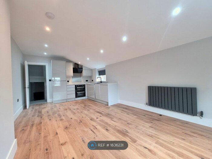 2 Bedroom Flat To Rent In Greyhound Lane, London, SW16