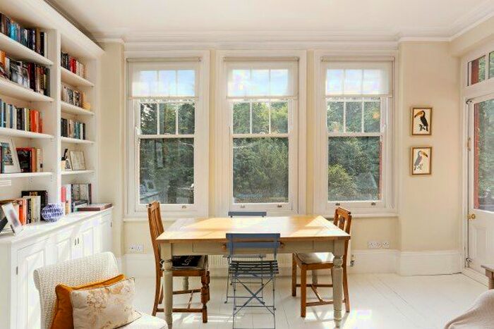 2 Bedroom Flat To Rent In Albert Bridge Road, London, SW11