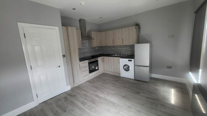 3 Bedroom Flat To Rent In Felix Road, London, W13