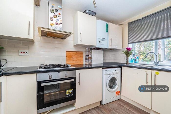 2 Bedroom Flat To Rent In Apsley Court, Sutton, SM2