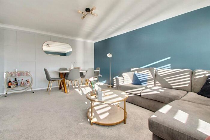 1 Bedroom Flat For Sale In Greystone Avenue, Worthing, BN13