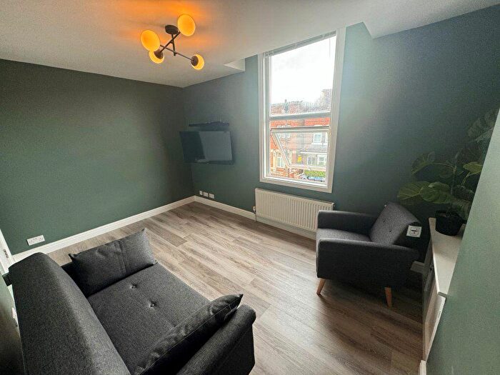 3 Bedroom Flat To Rent In Exeter Road, B29