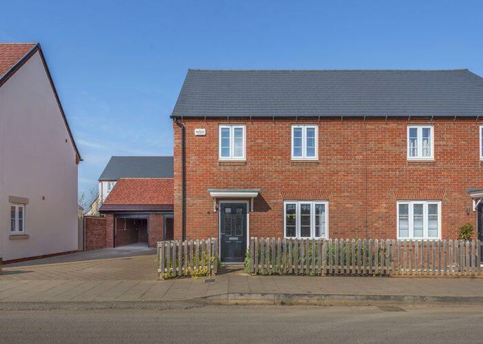 3 Bedroom Semi-Detached House To Rent In Thirsk Road, Bicester, OX26