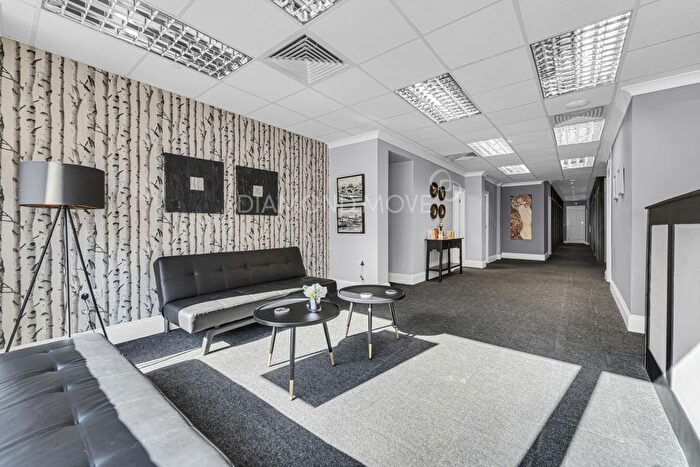 Retail To Rent In London Road, Isleworth, TW7