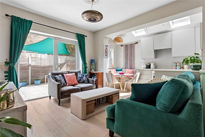 2 Bedroom Flat For Sale In Dinsmore Road, London, SW12