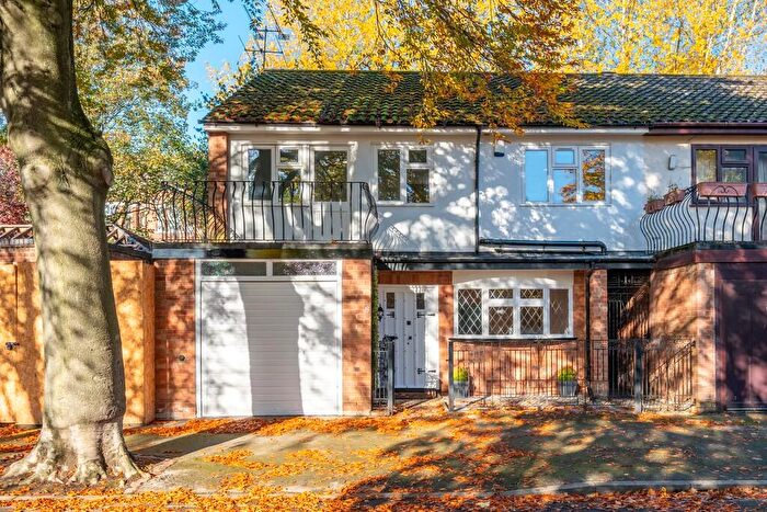 3 Bedroom Semi Detached House For Sale In Holles Crescent, The Park, NG7