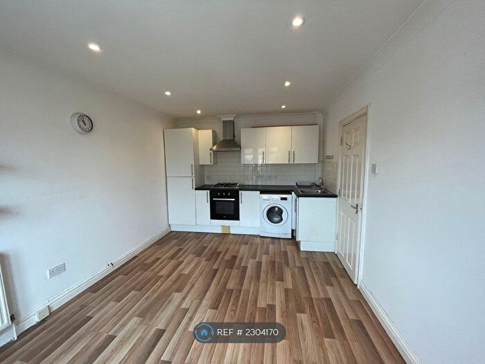 3 Bedroom Flat To Rent In Malvern Avenue, Harrow, HA2