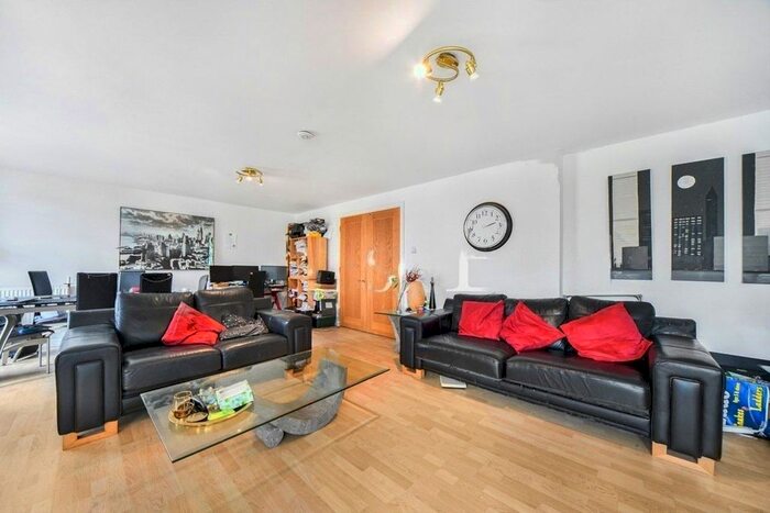 2 Bedroom Flat To Rent In Barrier Point, Royal Docks, E16