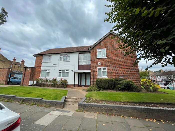 2 Bedroom Flat To Rent In Eaton Park Court, Palmers Green, N13