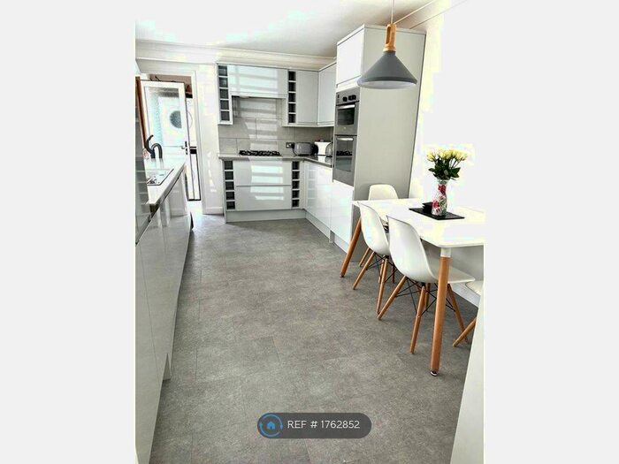 2 Bedroom Semi-Detached House To Rent In Ashford, Middlesex, TW15