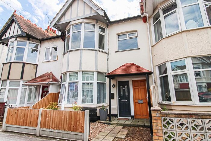 1 Bedroom Flat For Sale In Southview Drive, Westcliff-on-Sea, SS0