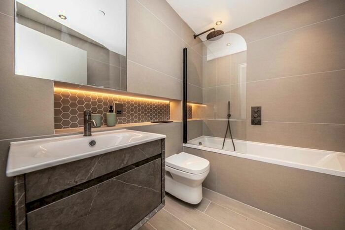 1 Bedroom Flat For Sale In High Street, Weybridge, KT13
