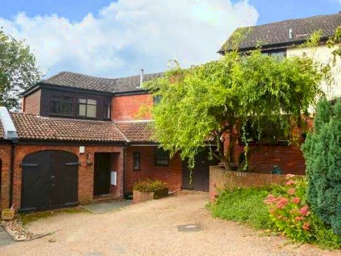 4 Bedroom Link Detached House To Rent In Tyebeck Court, Northampton, NN2
