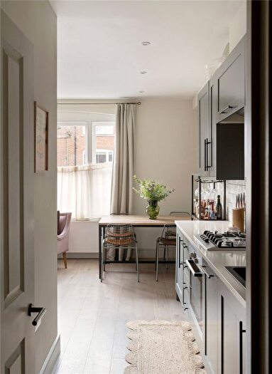 1 Bedroom Flat For Sale In Hazlebury Road, Fulham, London, SW6