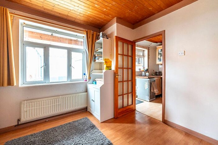 3 Bedroom End Terrace House For Sale In Epsom Road, Leyton, London, E10