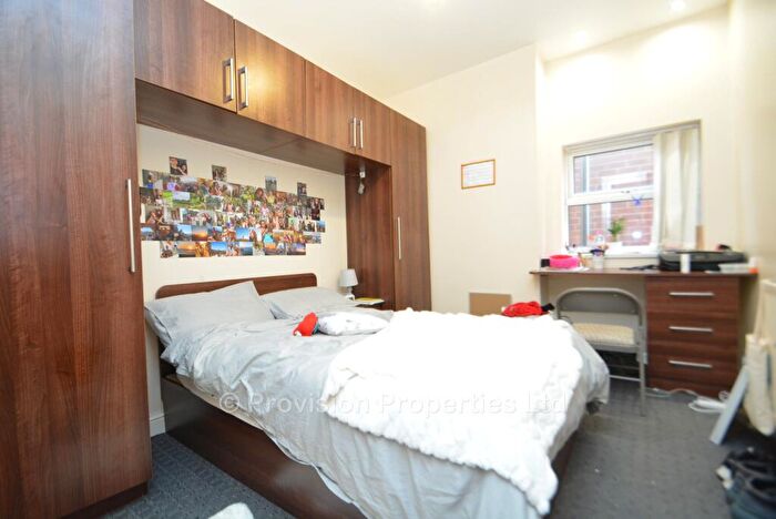10 Bedroom Terraced House To Rent In Kirkstall Lane, Headingley, Leeds, LS6