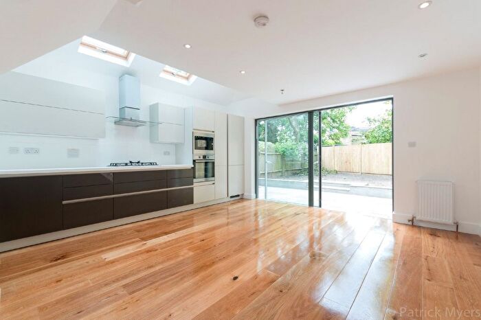 3 Bedroom Flat For Sale In Crebor Street, London, SE22