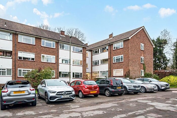 3 Bedroom Flat For Sale In Foreland Court, Holders Hill Road, NW4