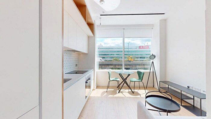 Studio To Rent In Great West Road, Brentford, TW8